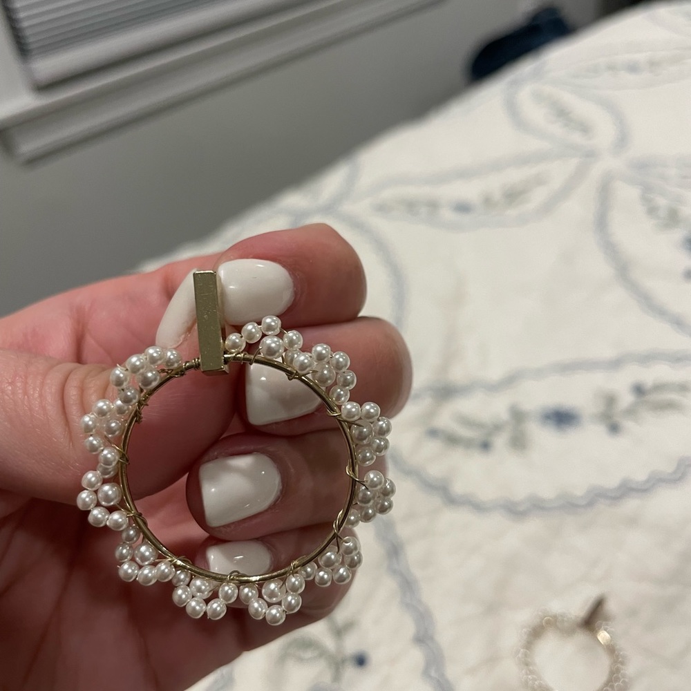 Gold and pearl details